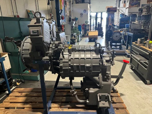 Komatsu Grader GD825A-2 WA500-6 - Vaihdelaatikko: kuva Komatsu Grader GD825A-2 WA500-6 - Vaihdelaatikko Komatsu Grader GD825A-2 WA500-6 - Vaihdelaatikko: kuva Komatsu Grader GD825A-2 WA500-6 - Vaihdelaatikko