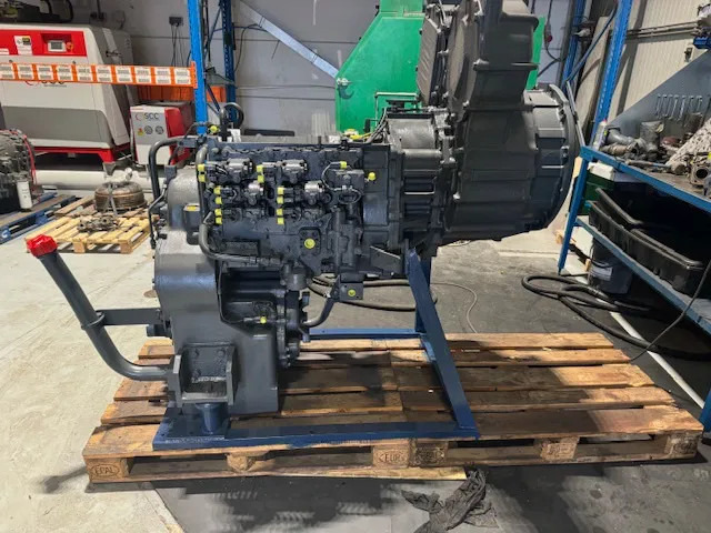 Komatsu Grader GD825A-2 WA500-6 - Vaihdelaatikko: kuva Komatsu Grader GD825A-2 WA500-6 - Vaihdelaatikko Komatsu Grader GD825A-2 WA500-6 - Vaihdelaatikko: kuva Komatsu Grader GD825A-2 WA500-6 - Vaihdelaatikko