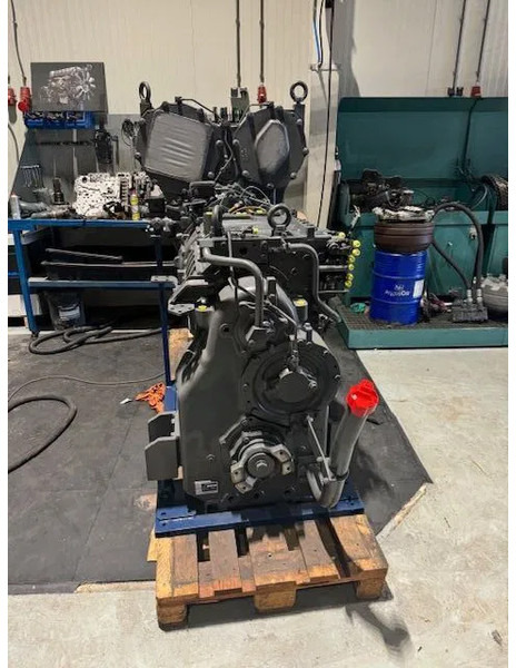 Komatsu Grader GD825A-2 WA500-6 - Vaihdelaatikko: kuva Komatsu Grader GD825A-2 WA500-6 - Vaihdelaatikko Komatsu Grader GD825A-2 WA500-6 - Vaihdelaatikko: kuva Komatsu Grader GD825A-2 WA500-6 - Vaihdelaatikko