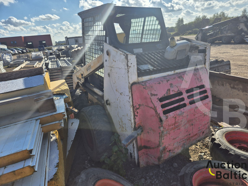 Bobcat 743 - Liukuohjattu kuormaaja: kuva Bobcat 743 - Liukuohjattu kuormaaja Bobcat 743 - Liukuohjattu kuormaaja: kuva Bobcat 743 - Liukuohjattu kuormaaja