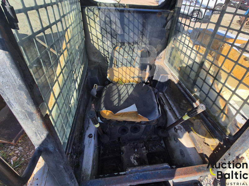 Bobcat 743 - Liukuohjattu kuormaaja: kuva Bobcat 743 - Liukuohjattu kuormaaja Bobcat 743 - Liukuohjattu kuormaaja: kuva Bobcat 743 - Liukuohjattu kuormaaja