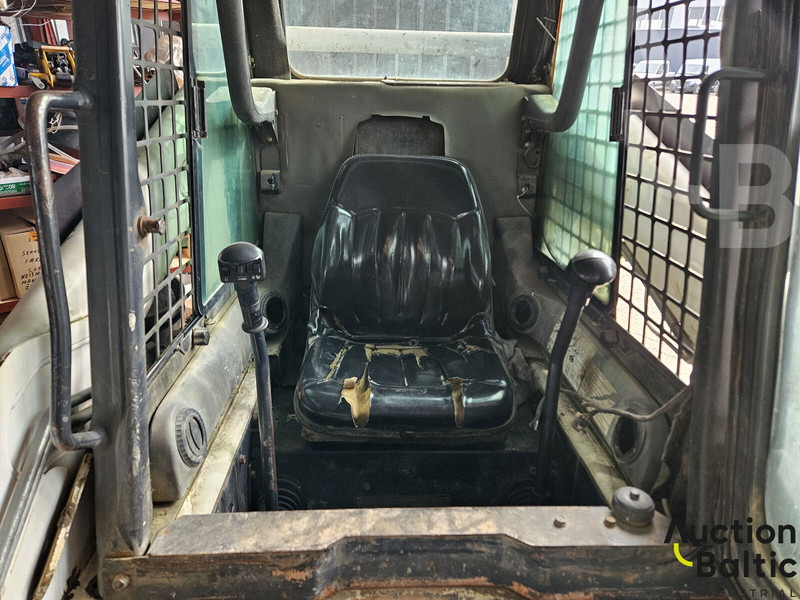 Bobcat 773 - Liukuohjattu kuormaaja: kuva Bobcat 773 - Liukuohjattu kuormaaja Bobcat 773 - Liukuohjattu kuormaaja: kuva Bobcat 773 - Liukuohjattu kuormaaja