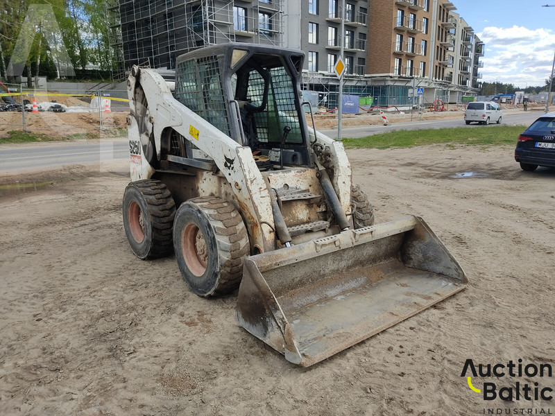 Bobcat S 250 - Liukuohjattu kuormaaja: kuva Bobcat S 250 - Liukuohjattu kuormaaja Bobcat S 250 - Liukuohjattu kuormaaja: kuva Bobcat S 250 - Liukuohjattu kuormaaja