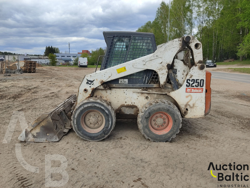Bobcat S 250 - Liukuohjattu kuormaaja: kuva Bobcat S 250 - Liukuohjattu kuormaaja Bobcat S 250 - Liukuohjattu kuormaaja: kuva Bobcat S 250 - Liukuohjattu kuormaaja