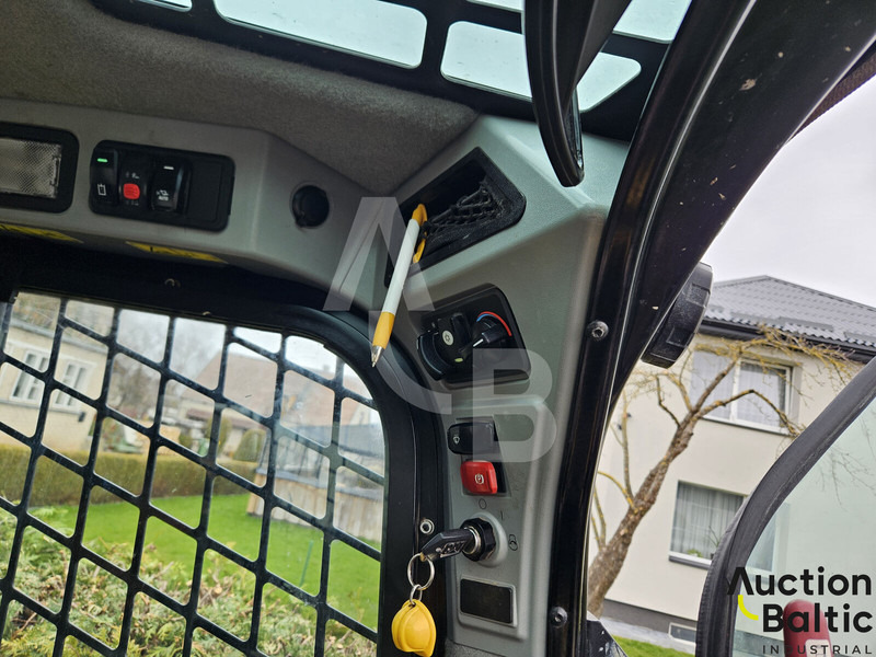 Liukuohjattu kuormaaja Caterpillar 242 D 3: kuva Liukuohjattu kuormaaja Caterpillar 242 D 3