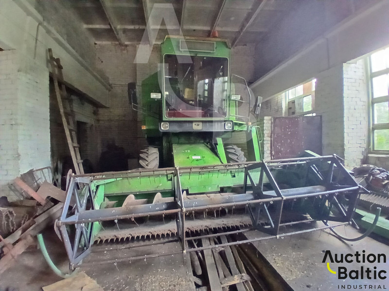 John Deere 1055 - Leikkuupuimuri: kuva John Deere 1055 - Leikkuupuimuri John Deere 1055 - Leikkuupuimuri: kuva John Deere 1055 - Leikkuupuimuri