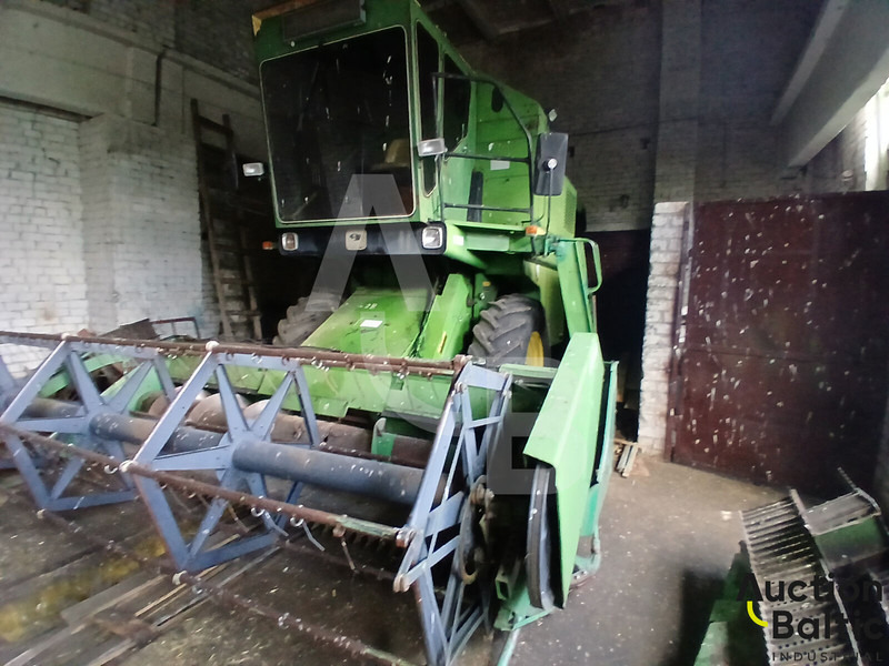 John Deere 1055 - Leikkuupuimuri: kuva John Deere 1055 - Leikkuupuimuri John Deere 1055 - Leikkuupuimuri: kuva John Deere 1055 - Leikkuupuimuri
