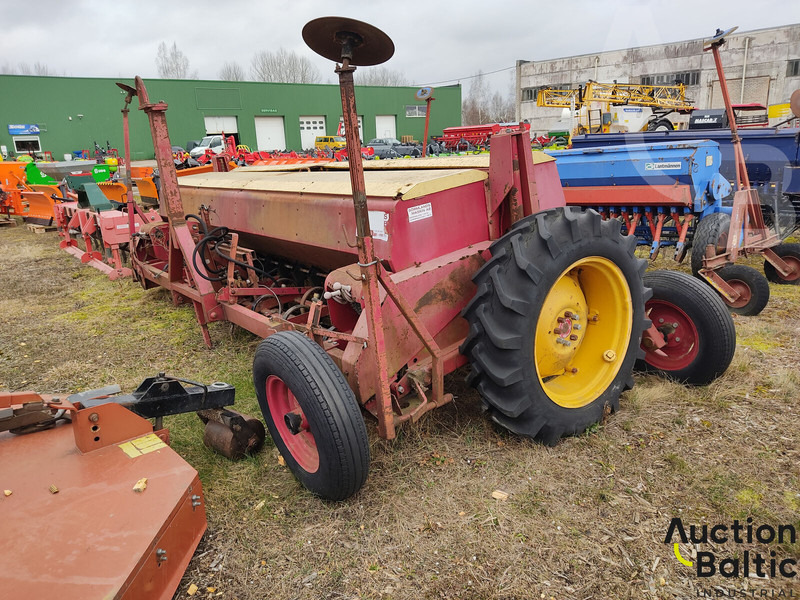 Juko - Kylvö-/ Istutuskone: kuva Juko - Kylvö-/ Istutuskone Juko - Kylvö-/ Istutuskone: kuva Juko - Kylvö-/ Istutuskone