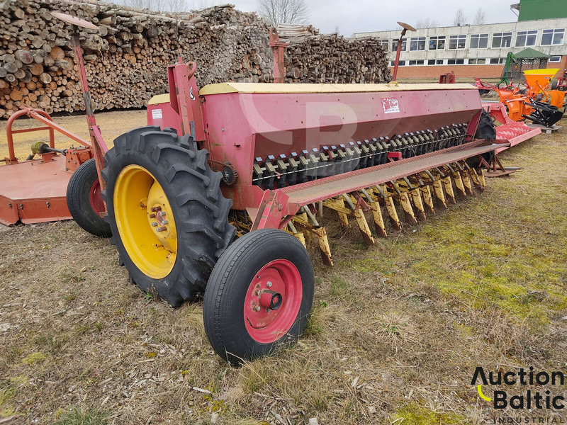 Juko - Kylvö-/ Istutuskone: kuva Juko - Kylvö-/ Istutuskone Juko - Kylvö-/ Istutuskone: kuva Juko - Kylvö-/ Istutuskone