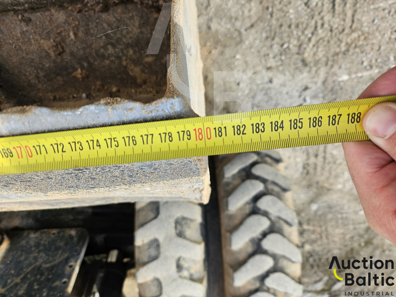 Pyöräalustainen kaivinkone Komatsu PW130ES-6K: kuva Pyöräalustainen kaivinkone Komatsu PW130ES-6K