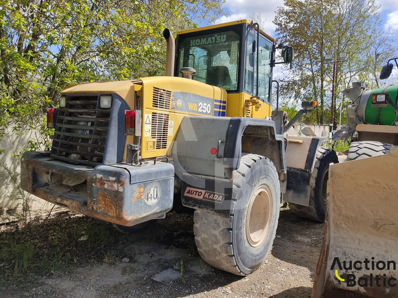 Komatsu WA250-5 - Pyöräkuormaaja: kuva Komatsu WA250-5 - Pyöräkuormaaja Komatsu WA250-5 - Pyöräkuormaaja: kuva Komatsu WA250-5 - Pyöräkuormaaja