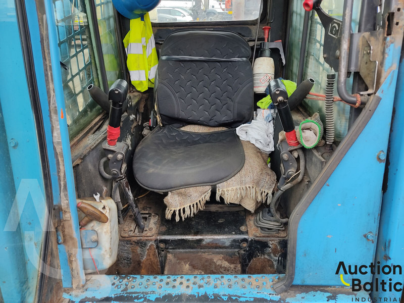 New Holland LS 185 B - Liukuohjattu kuormaaja: kuva New Holland LS 185 B - Liukuohjattu kuormaaja New Holland LS 185 B - Liukuohjattu kuormaaja: kuva New Holland LS 185 B - Liukuohjattu kuormaaja