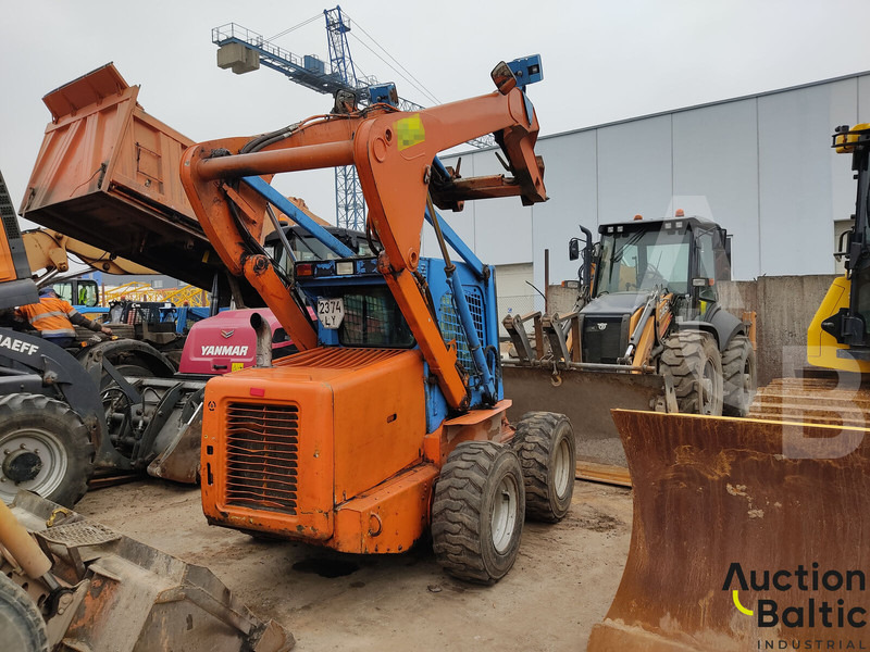 New Holland LS 185 B - Liukuohjattu kuormaaja: kuva New Holland LS 185 B - Liukuohjattu kuormaaja New Holland LS 185 B - Liukuohjattu kuormaaja: kuva New Holland LS 185 B - Liukuohjattu kuormaaja