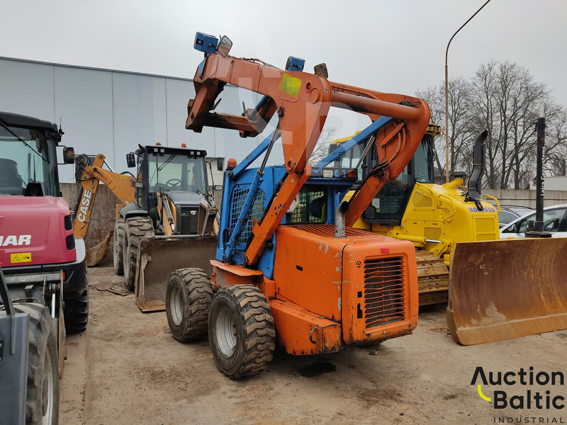 New Holland LS 185 B - Liukuohjattu kuormaaja: kuva New Holland LS 185 B - Liukuohjattu kuormaaja New Holland LS 185 B - Liukuohjattu kuormaaja: kuva New Holland LS 185 B - Liukuohjattu kuormaaja