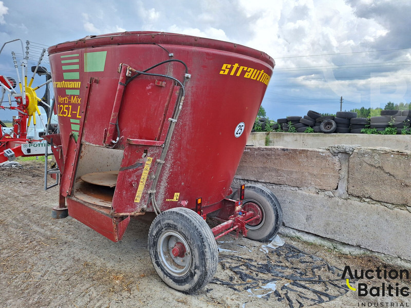 Strautmann VM 1251 L - Karjatalouskone: kuva Strautmann VM 1251 L - Karjatalouskone Strautmann VM 1251 L - Karjatalouskone: kuva Strautmann VM 1251 L - Karjatalouskone