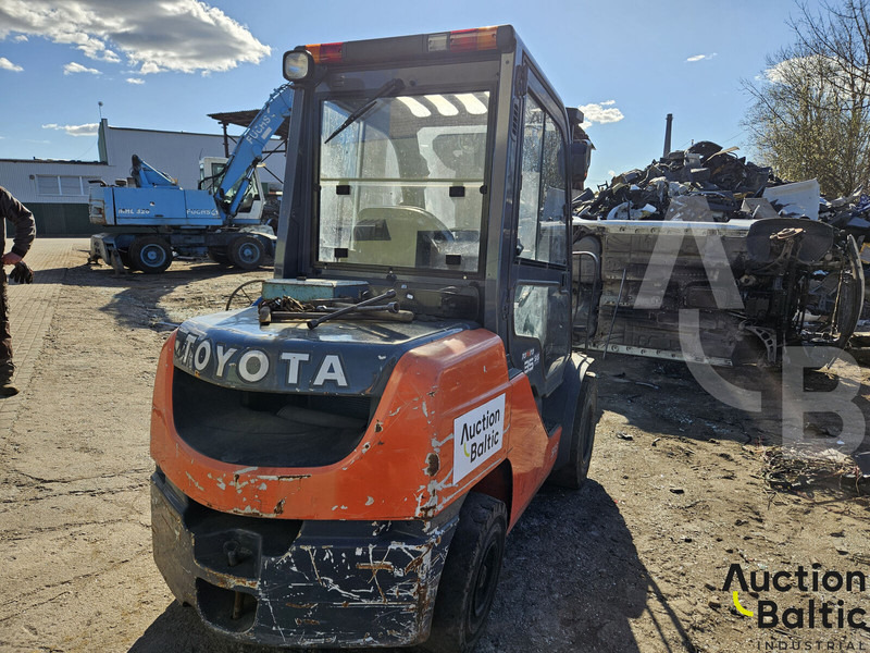 Toyota E 811 - Dieseltrukki: kuva Toyota E 811 - Dieseltrukki Toyota E 811 - Dieseltrukki: kuva Toyota E 811 - Dieseltrukki