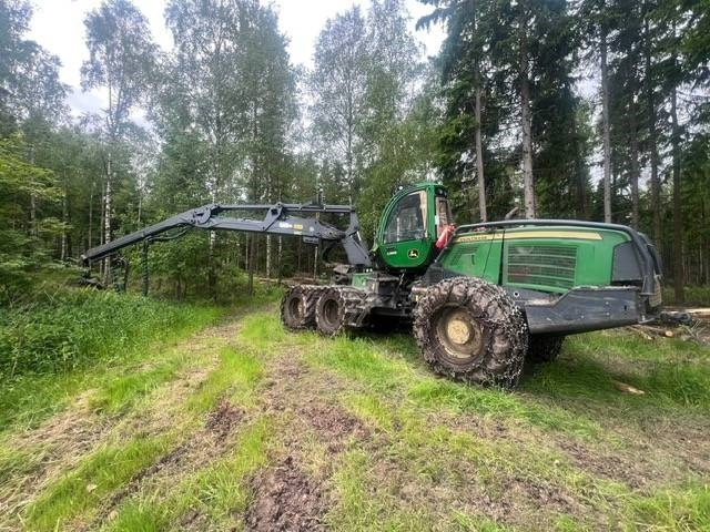 John Deere 1170 G - Harvesteri: kuva John Deere 1170 G - Harvesteri John Deere 1170 G - Harvesteri: kuva John Deere 1170 G - Harvesteri
