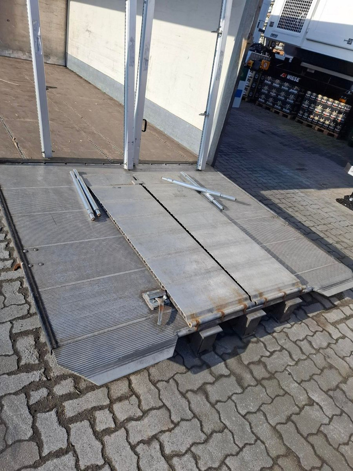 Getränke Abrollcontainer - Konttialus/ Vaihtokuormatilat puoliperävaunu: kuva  Getränke Abrollcontainer - Konttialus/ Vaihtokuormatilat puoliperävaunu Getränke Abrollcontainer - Konttialus/ Vaihtokuormatilat puoliperävaunu: kuva  Getränke Abrollcontainer - Konttialus/ Vaihtokuormatilat puoliperävaunu