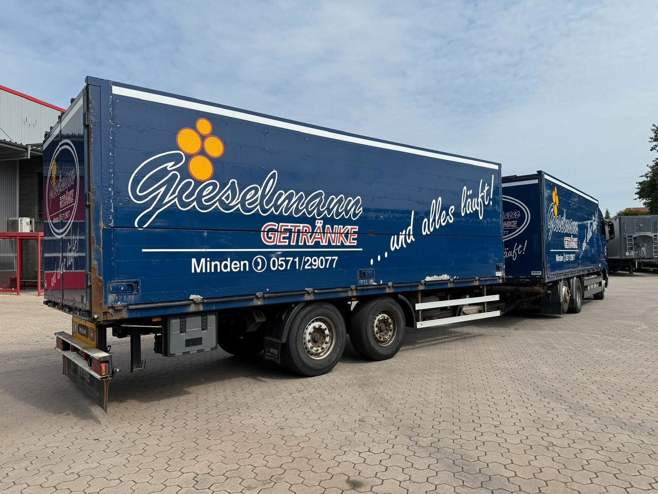 MAN TGA mit Kofferaufbau/Getränkeaufbau + Anhänger - Juomien kuljetukseen kuorma-auto: kuva MAN TGA mit Kofferaufbau/Getränkeaufbau + Anhänger - Juomien kuljetukseen kuorma-auto MAN TGA mit Kofferaufbau/Getränkeaufbau + Anhänger - Juomien kuljetukseen kuorma-auto: kuva MAN TGA mit Kofferaufbau/Getränkeaufbau + Anhänger - Juomien kuljetukseen kuorma-auto