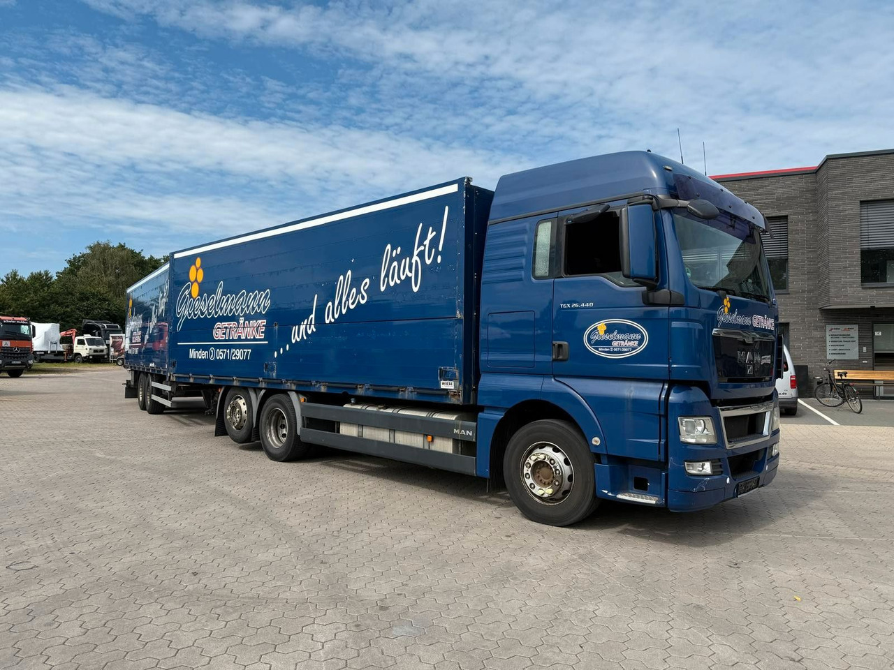 MAN TGA mit Kofferaufbau/Getränkeaufbau + Anhänger - Juomien kuljetukseen kuorma-auto: kuva MAN TGA mit Kofferaufbau/Getränkeaufbau + Anhänger - Juomien kuljetukseen kuorma-auto MAN TGA mit Kofferaufbau/Getränkeaufbau + Anhänger - Juomien kuljetukseen kuorma-auto: kuva MAN TGA mit Kofferaufbau/Getränkeaufbau + Anhänger - Juomien kuljetukseen kuorma-auto