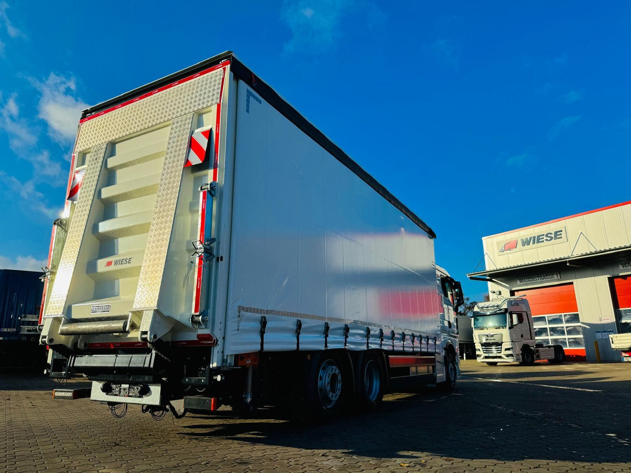 MAN TGX 26.440 6x2 LL Schwerlast Ladebordwand/Rampe - Pressukapelli kuorma-auto: kuva MAN TGX 26.440 6x2 LL Schwerlast Ladebordwand/Rampe - Pressukapelli kuorma-auto MAN TGX 26.440 6x2 LL Schwerlast Ladebordwand/Rampe - Pressukapelli kuorma-auto: kuva MAN TGX 26.440 6x2 LL Schwerlast Ladebordwand/Rampe - Pressukapelli kuorma-auto