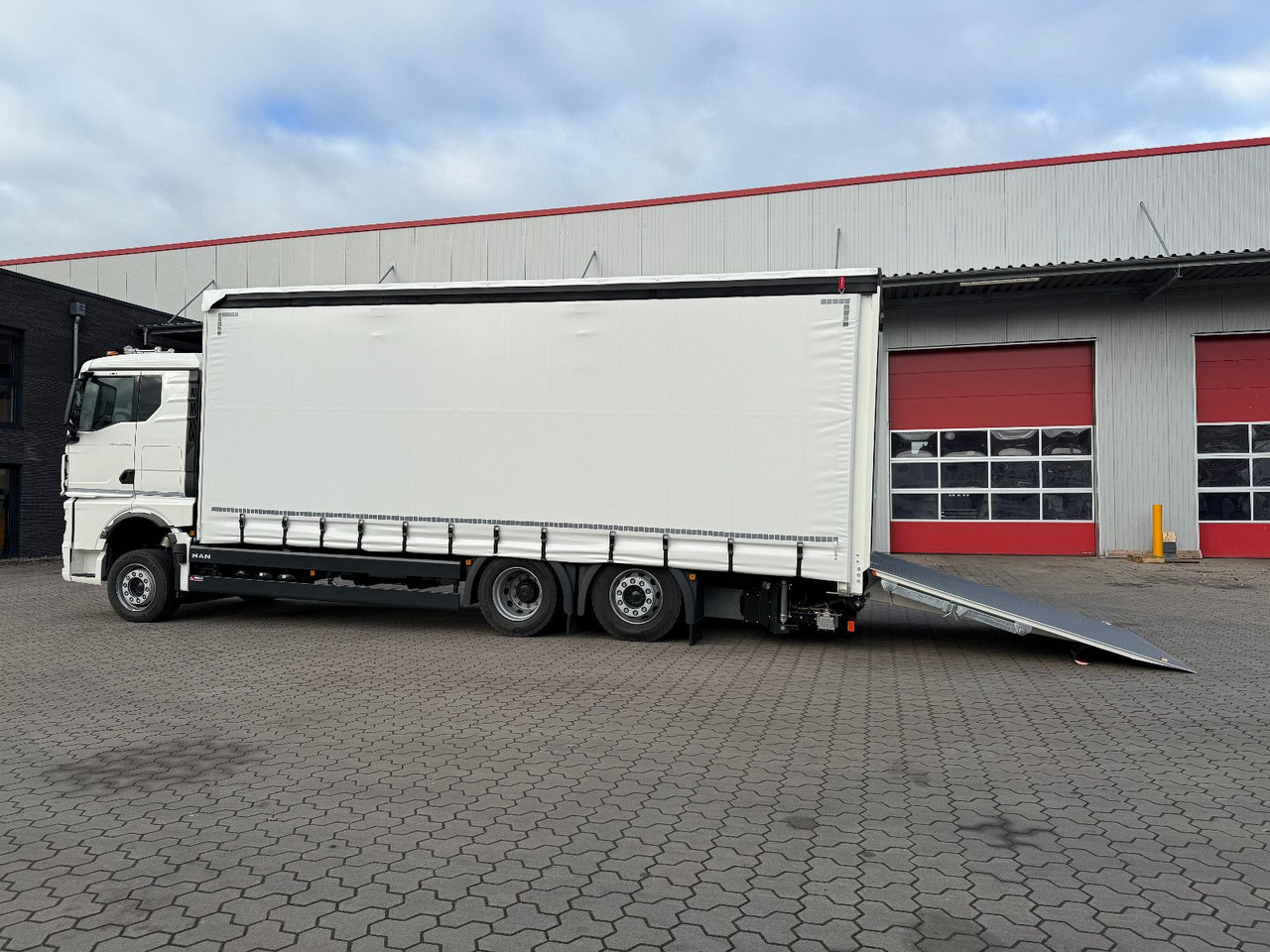 MAN TGX 26.440 6x2 LL Schwerlast Ladebordwand/Rampe - Pressukapelli kuorma-auto: kuva MAN TGX 26.440 6x2 LL Schwerlast Ladebordwand/Rampe - Pressukapelli kuorma-auto MAN TGX 26.440 6x2 LL Schwerlast Ladebordwand/Rampe - Pressukapelli kuorma-auto: kuva MAN TGX 26.440 6x2 LL Schwerlast Ladebordwand/Rampe - Pressukapelli kuorma-auto
