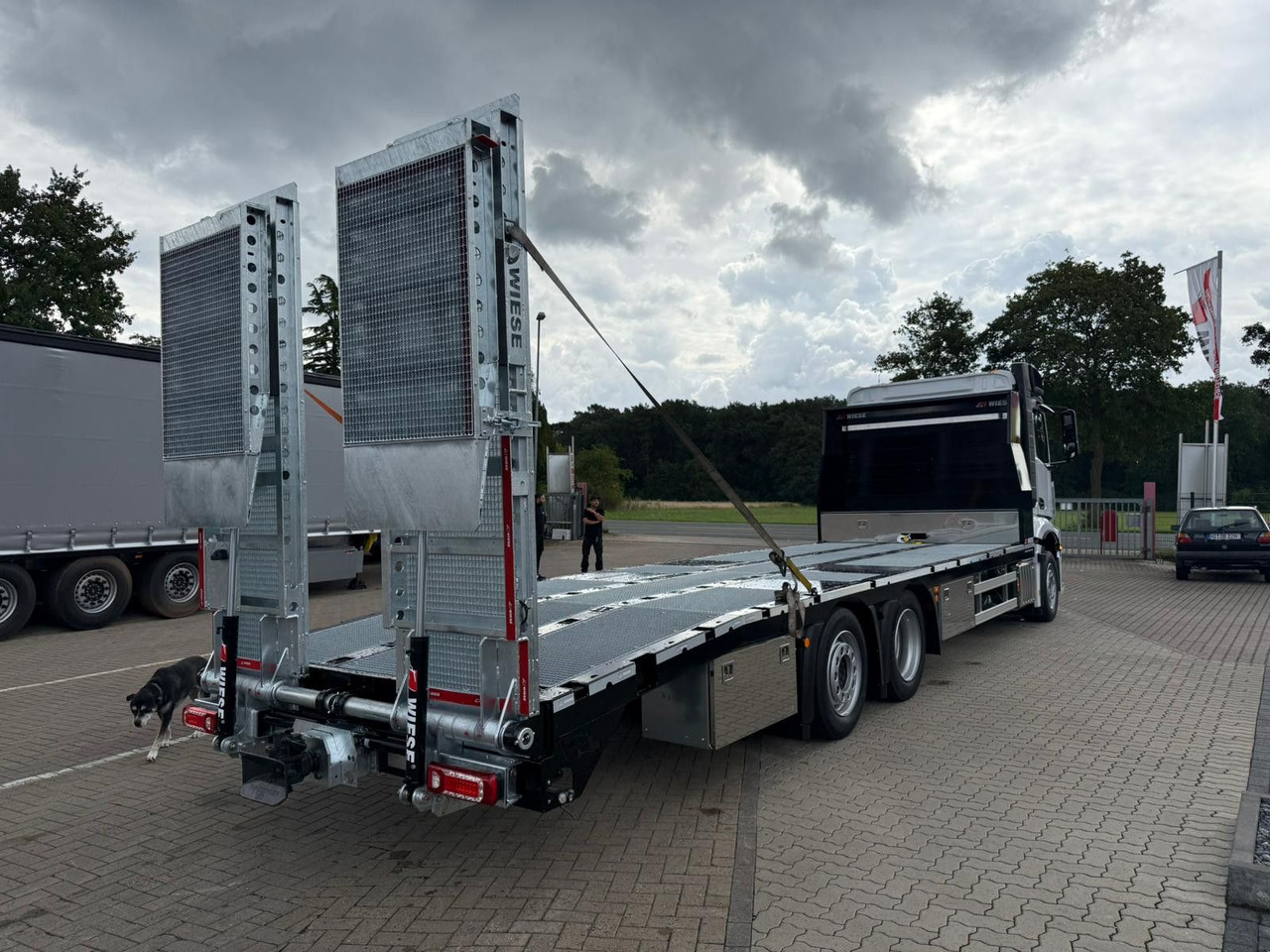 Mercedes-Benz Actros mit Rampen, Maschinentransporter - Hinausauto: kuva Mercedes-Benz Actros mit Rampen, Maschinentransporter - Hinausauto Mercedes-Benz Actros mit Rampen, Maschinentransporter - Hinausauto: kuva Mercedes-Benz Actros mit Rampen, Maschinentransporter - Hinausauto
