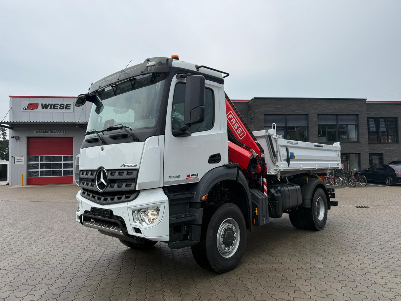 Mercedes-Benz Arocs 1835 4x4 Allrad Fassi F135 Kran Kipper - Nosturiauto: kuva Mercedes-Benz Arocs 1835 4x4 Allrad Fassi F135 Kran Kipper - Nosturiauto Mercedes-Benz Arocs 1835 4x4 Allrad Fassi F135 Kran Kipper - Nosturiauto: kuva Mercedes-Benz Arocs 1835 4x4 Allrad Fassi F135 Kran Kipper - Nosturiauto