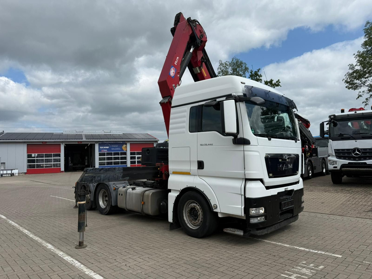 MAN TGX 26.440 6x2 mit HMF 3000-5 Kran TÜV NEU - Vetopöytäauto: kuva MAN TGX 26.440 6x2 mit HMF 3000-5 Kran TÜV NEU - Vetopöytäauto MAN TGX 26.440 6x2 mit HMF 3000-5 Kran TÜV NEU - Vetopöytäauto: kuva MAN TGX 26.440 6x2 mit HMF 3000-5 Kran TÜV NEU - Vetopöytäauto