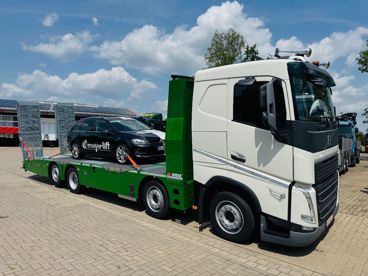 Volvo Arbeitsbühnen Baumaschinentransporter mit Rampen - Hinausauto: kuva Volvo Arbeitsbühnen Baumaschinentransporter mit Rampen - Hinausauto Volvo Arbeitsbühnen Baumaschinentransporter mit Rampen - Hinausauto: kuva Volvo Arbeitsbühnen Baumaschinentransporter mit Rampen - Hinausauto