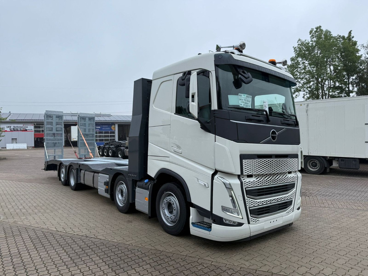 Volvo Arbeitsbühnen Baumaschinentransporter mit Rampen - Kuljetin kuorma-auto: kuva Volvo Arbeitsbühnen Baumaschinentransporter mit Rampen - Kuljetin kuorma-auto Volvo Arbeitsbühnen Baumaschinentransporter mit Rampen - Kuljetin kuorma-auto: kuva Volvo Arbeitsbühnen Baumaschinentransporter mit Rampen - Kuljetin kuorma-auto