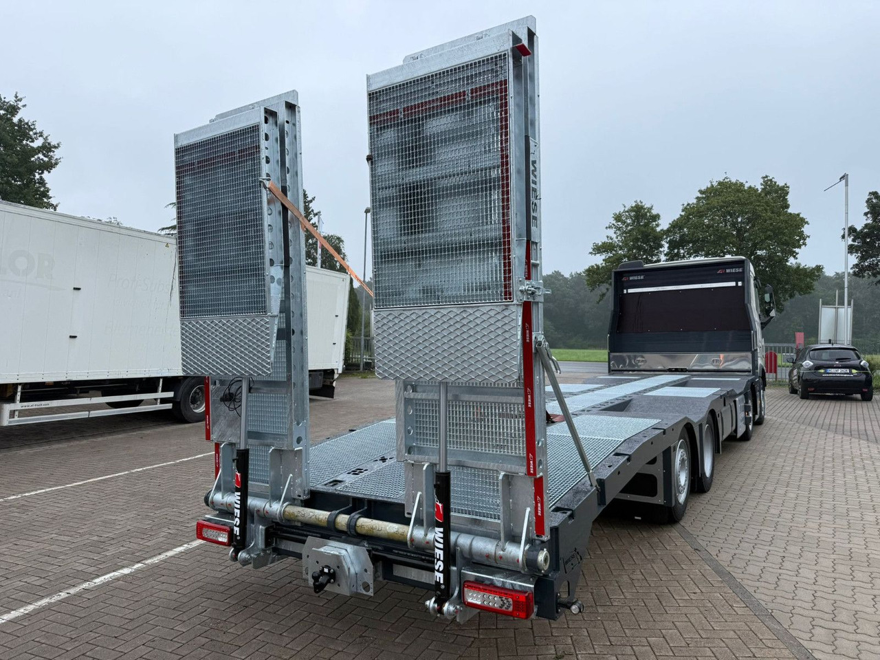 Volvo Arbeitsbühnen Baumaschinentransporter mit Rampen - Hinausauto: kuva Volvo Arbeitsbühnen Baumaschinentransporter mit Rampen - Hinausauto Volvo Arbeitsbühnen Baumaschinentransporter mit Rampen - Hinausauto: kuva Volvo Arbeitsbühnen Baumaschinentransporter mit Rampen - Hinausauto