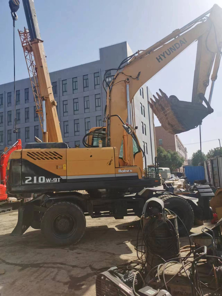 HYUNDAI 210W-9 - Pyöräalustainen kaivinkone: kuva HYUNDAI 210W-9 - Pyöräalustainen kaivinkone HYUNDAI 210W-9 - Pyöräalustainen kaivinkone: kuva HYUNDAI 210W-9 - Pyöräalustainen kaivinkone