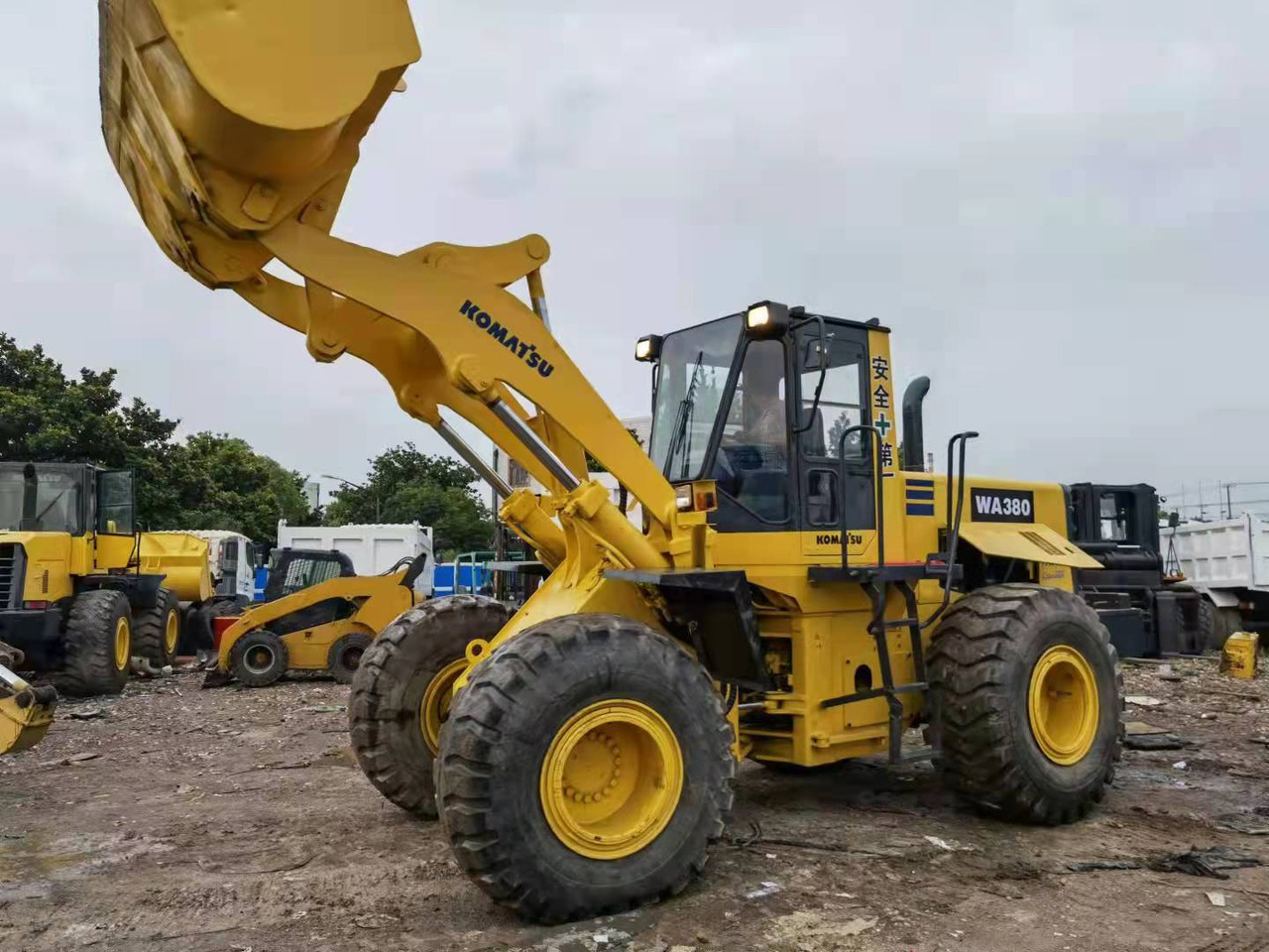 KOMATSU WA380 - Pyöräkuormaaja: kuva KOMATSU WA380 - Pyöräkuormaaja KOMATSU WA380 - Pyöräkuormaaja: kuva KOMATSU WA380 - Pyöräkuormaaja