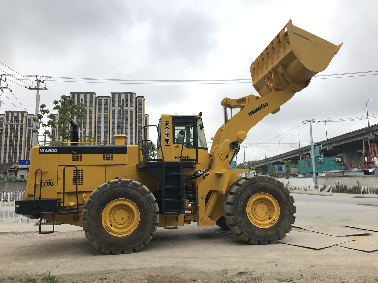 KOMATSU WA600-3 - Pyöräkuormaaja: kuva KOMATSU WA600-3 - Pyöräkuormaaja KOMATSU WA600-3 - Pyöräkuormaaja: kuva KOMATSU WA600-3 - Pyöräkuormaaja