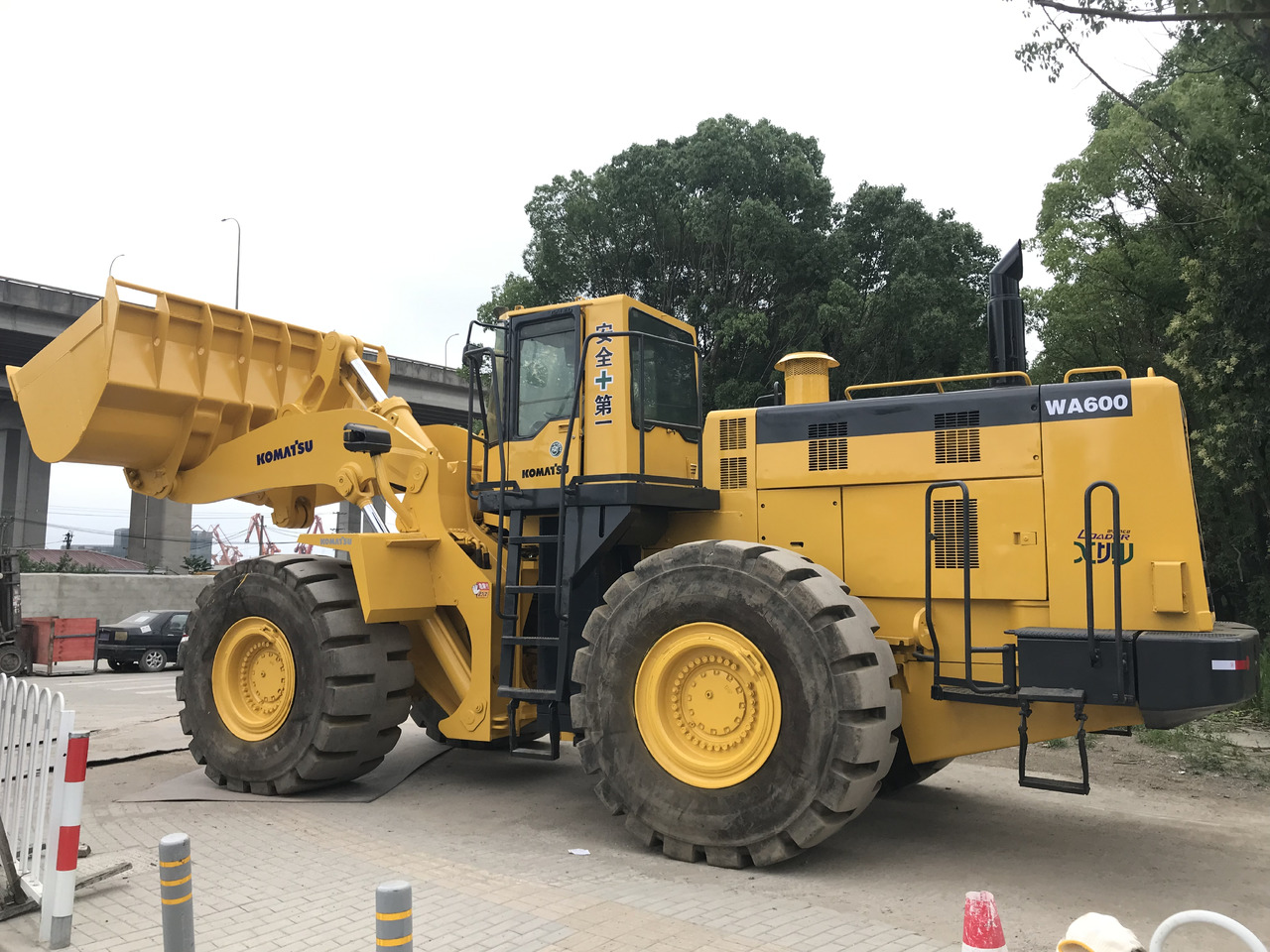 KOMATSU WA600-3 - Pyöräkuormaaja: kuva KOMATSU WA600-3 - Pyöräkuormaaja KOMATSU WA600-3 - Pyöräkuormaaja: kuva KOMATSU WA600-3 - Pyöräkuormaaja