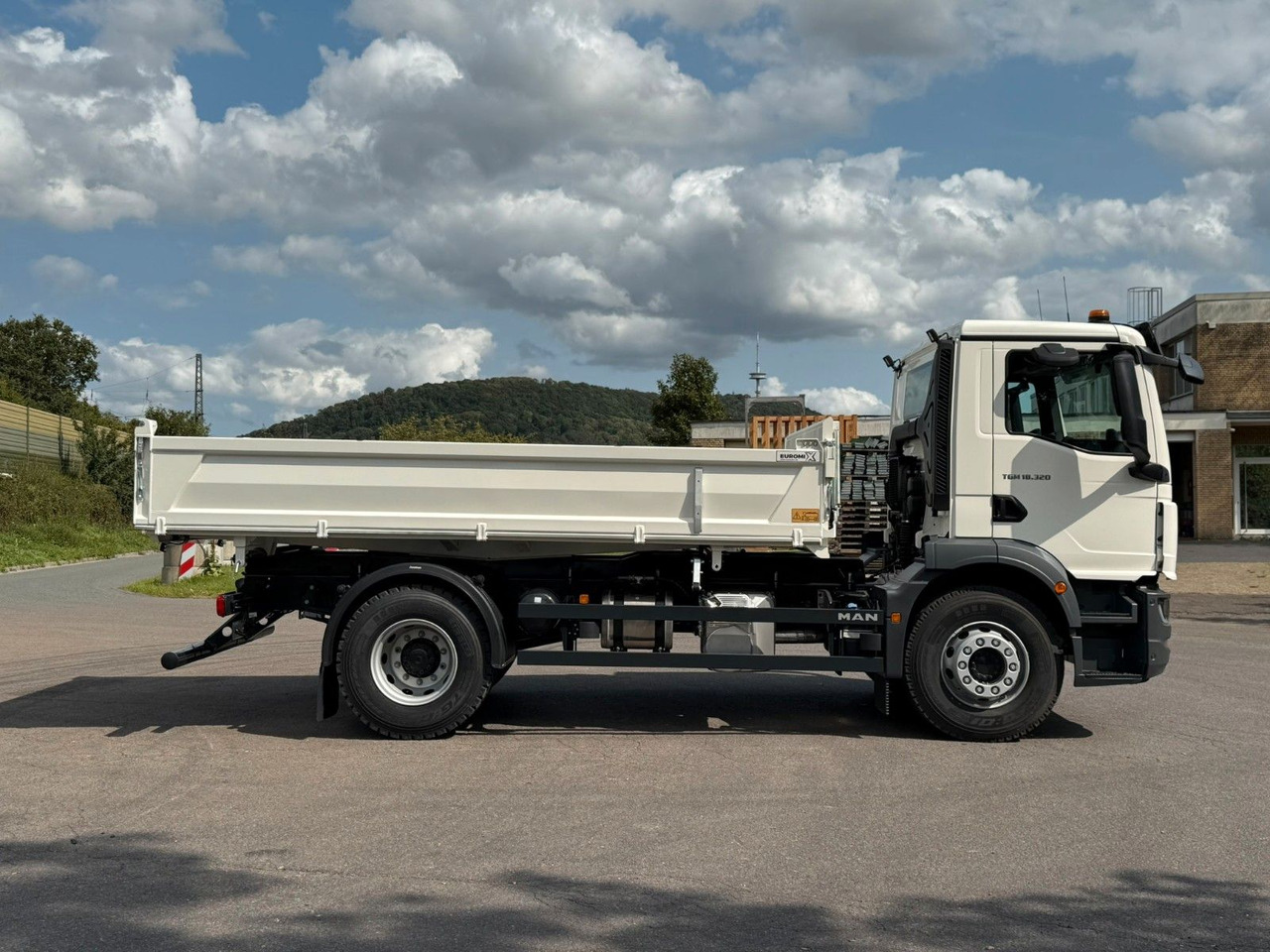 MAN TGM 18.320 4X2 / Euro 6e 3-Seiten-Kipper - Kippiauto kuorma-auto: kuva MAN TGM 18.320 4X2 / Euro 6e 3-Seiten-Kipper - Kippiauto kuorma-auto MAN TGM 18.320 4X2 / Euro 6e 3-Seiten-Kipper - Kippiauto kuorma-auto: kuva MAN TGM 18.320 4X2 / Euro 6e 3-Seiten-Kipper - Kippiauto kuorma-auto