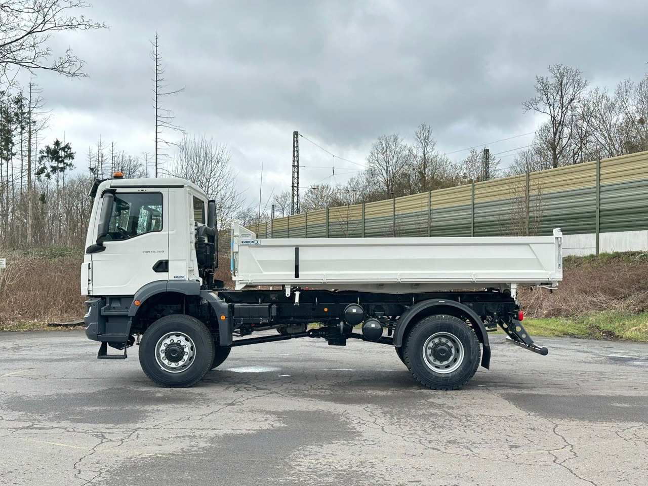 MAN TGM 18.320 4X4 Euro 6e Euromix 3-Seiten-Kipper - Kippiauto kuorma-auto: kuva MAN TGM 18.320 4X4 Euro 6e Euromix 3-Seiten-Kipper - Kippiauto kuorma-auto MAN TGM 18.320 4X4 Euro 6e Euromix 3-Seiten-Kipper - Kippiauto kuorma-auto: kuva MAN TGM 18.320 4X4 Euro 6e Euromix 3-Seiten-Kipper - Kippiauto kuorma-auto