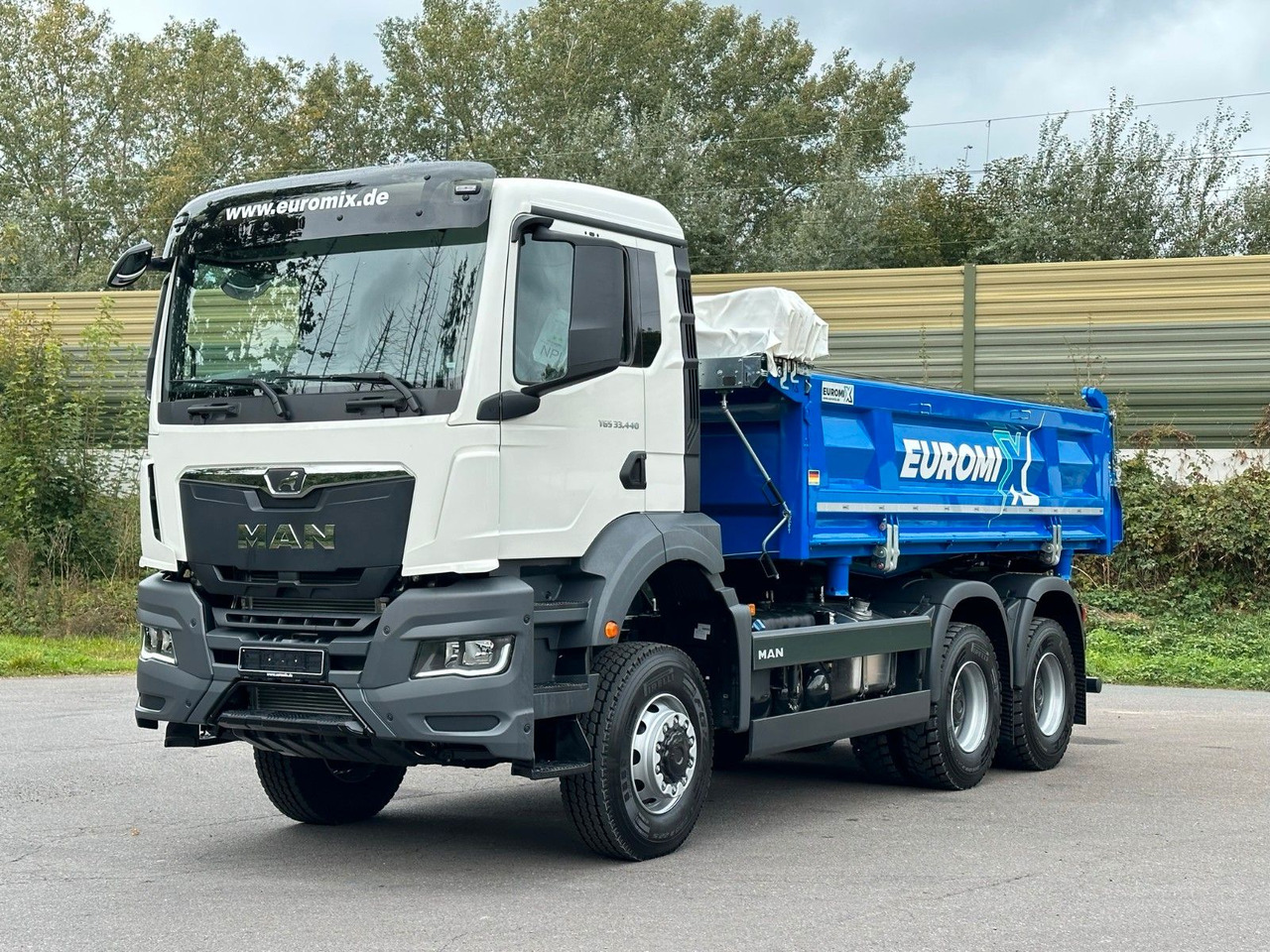 MAN TGS 33.440 6x6 /Euro6 3-Seiten-Kipper EuromixMTP - Kippiauto kuorma-auto: kuva MAN TGS 33.440 6x6 /Euro6 3-Seiten-Kipper EuromixMTP - Kippiauto kuorma-auto MAN TGS 33.440 6x6 /Euro6 3-Seiten-Kipper EuromixMTP - Kippiauto kuorma-auto: kuva MAN TGS 33.440 6x6 /Euro6 3-Seiten-Kipper EuromixMTP - Kippiauto kuorma-auto