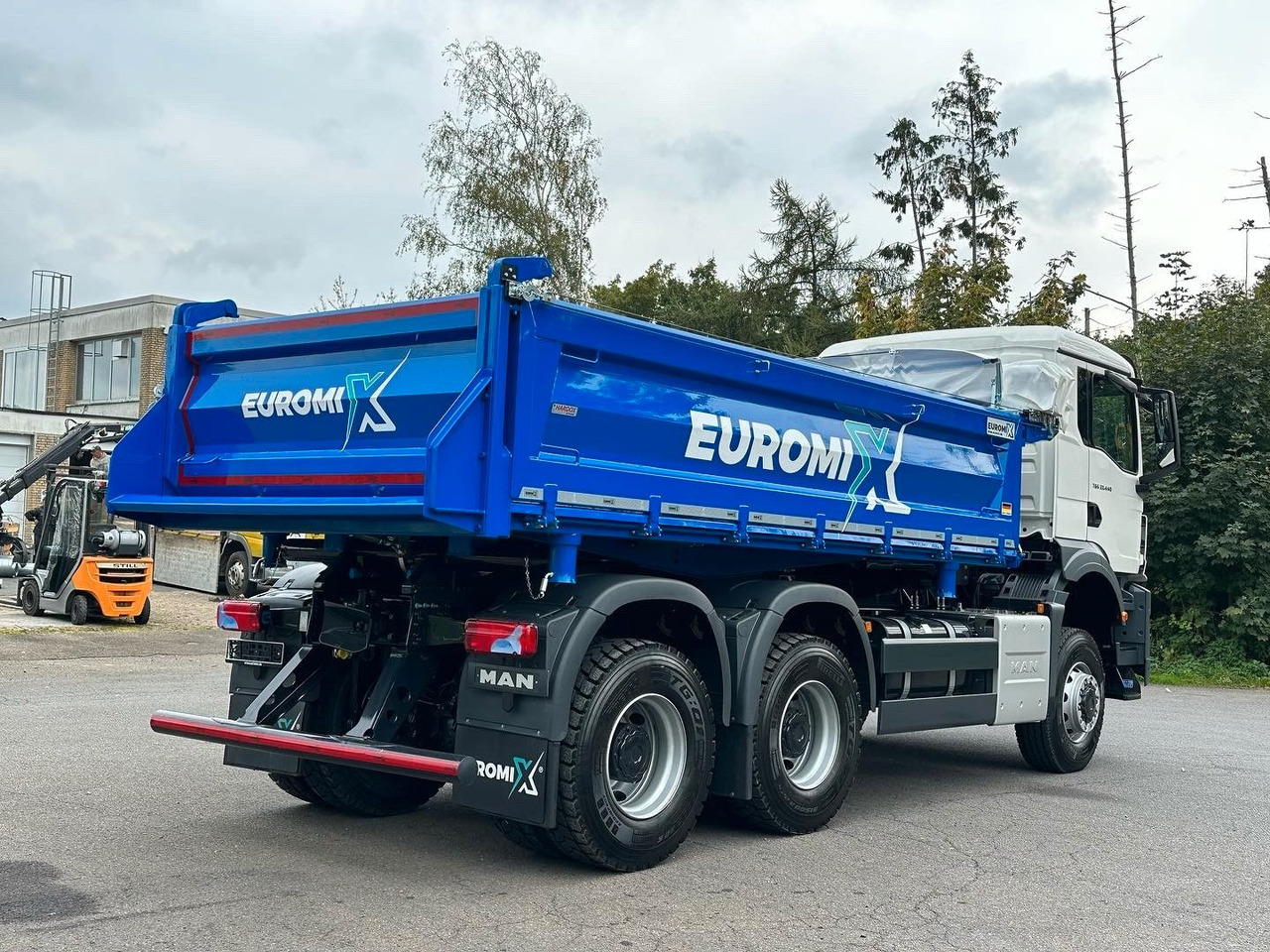 MAN TGS 33.440 6x6 /Euro6 3-Seiten-Kipper EuromixMTP - Kippiauto kuorma-auto: kuva MAN TGS 33.440 6x6 /Euro6 3-Seiten-Kipper EuromixMTP - Kippiauto kuorma-auto MAN TGS 33.440 6x6 /Euro6 3-Seiten-Kipper EuromixMTP - Kippiauto kuorma-auto: kuva MAN TGS 33.440 6x6 /Euro6 3-Seiten-Kipper EuromixMTP - Kippiauto kuorma-auto