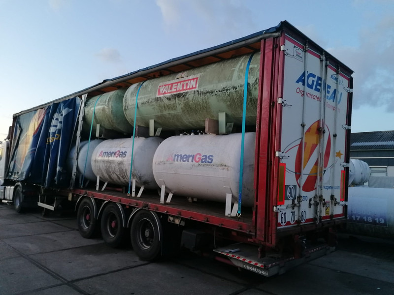 Pressukapellipuoliperävaunu Curtain semi-trailer with used aboveground 2700 &4850L tanks Gas, Gaz, LPG, GPL, Propane, Butane tank ID 8.370: kuva Pressukapellipuoliperävaunu Curtain semi-trailer with used aboveground 2700 &4850L tanks Gas, Gaz, LPG, GPL, Propane, Butane tank ID 8.370