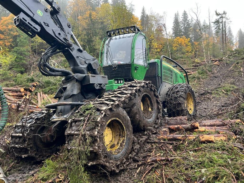 John Deere 1270 E - Harvesteri: kuva John Deere 1270 E - Harvesteri John Deere 1270 E - Harvesteri: kuva John Deere 1270 E - Harvesteri