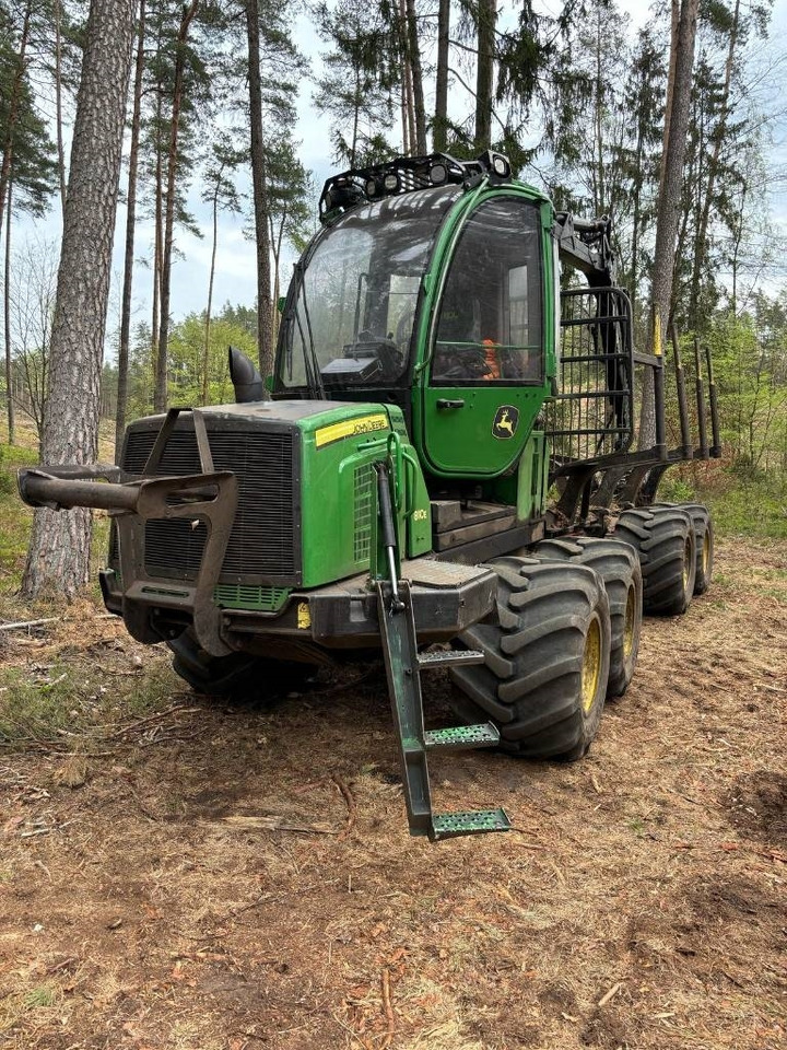 John Deere 810 E - Kuormatraktori: kuva John Deere 810 E - Kuormatraktori John Deere 810 E - Kuormatraktori: kuva John Deere 810 E - Kuormatraktori