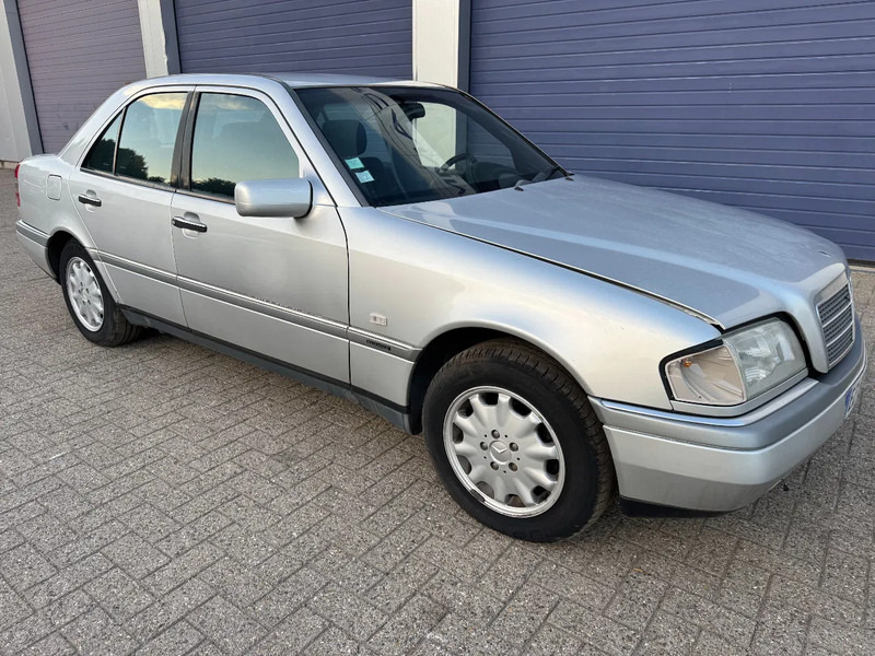 Mercedes-Benz C-Klasse **C180-PETROL-AC** - Sedan: kuva Mercedes-Benz C-Klasse **C180-PETROL-AC** - Sedan Mercedes-Benz C-Klasse **C180-PETROL-AC** - Sedan: kuva Mercedes-Benz C-Klasse **C180-PETROL-AC** - Sedan