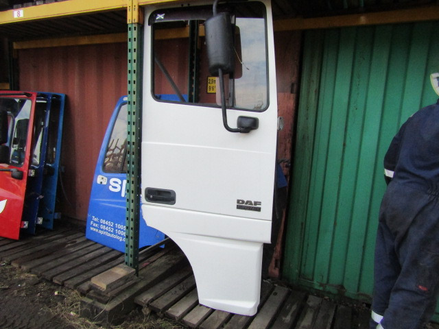 DAF XF 95 OFF/SIDE(DRIVERS) COMPLETE DOOR - Ohjaamo ja sisustus - Kuorma-auto: kuva DAF XF 95 OFF/SIDE(DRIVERS) COMPLETE DOOR - Ohjaamo ja sisustus - Kuorma-auto DAF XF 95 OFF/SIDE(DRIVERS) COMPLETE DOOR - Ohjaamo ja sisustus - Kuorma-auto: kuva DAF XF 95 OFF/SIDE(DRIVERS) COMPLETE DOOR - Ohjaamo ja sisustus - Kuorma-auto