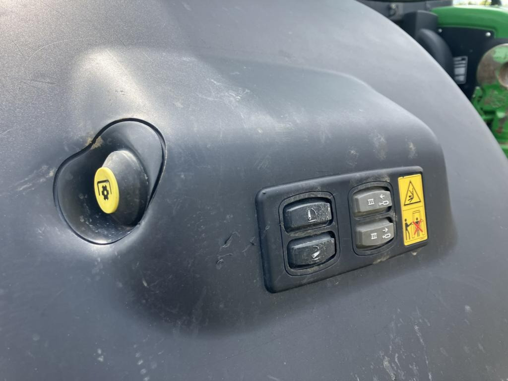 Traktori John Deere 6215R: kuva Traktori John Deere 6215R