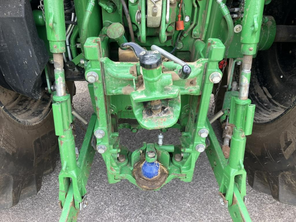 Traktori John Deere 6215R: kuva Traktori John Deere 6215R