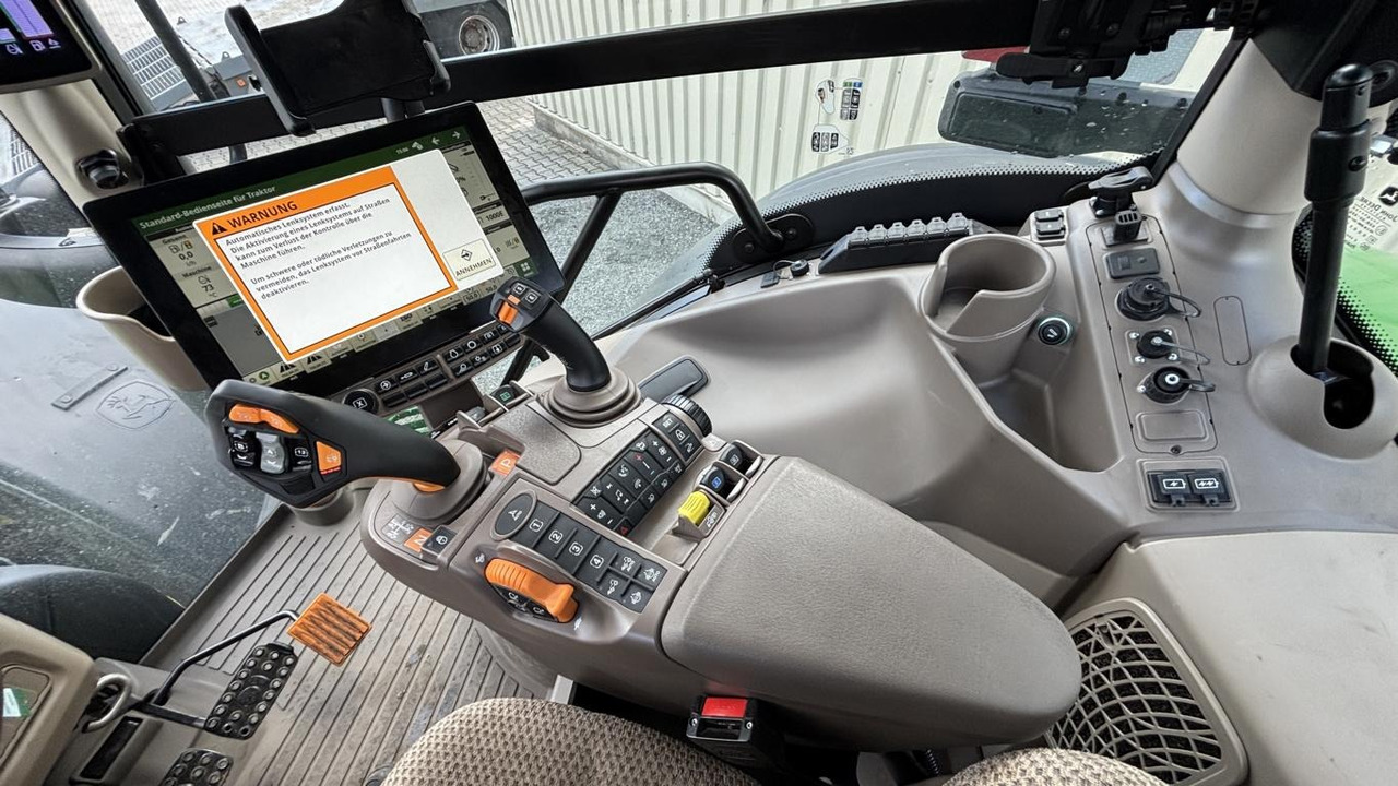 John Deere 6R215 - Traktori: kuva John Deere 6R215 - Traktori John Deere 6R215 - Traktori: kuva John Deere 6R215 - Traktori