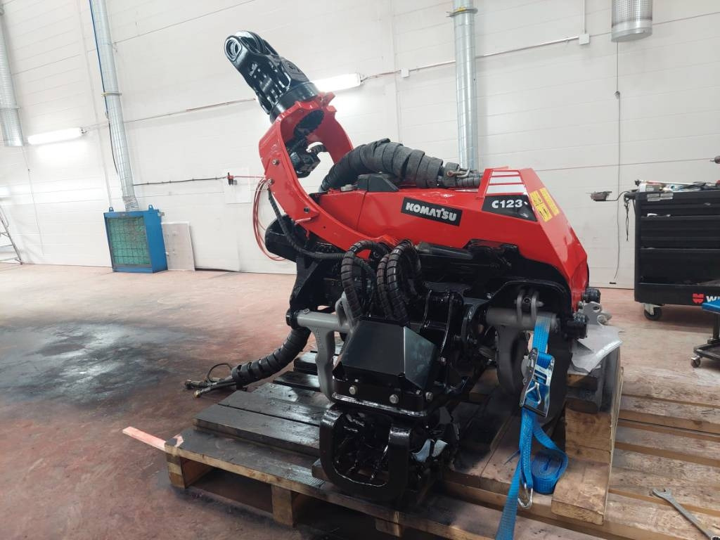 Komatsu C123 - Harvesteripää: kuva Komatsu C123 - Harvesteripää Komatsu C123 - Harvesteripää: kuva Komatsu C123 - Harvesteripää