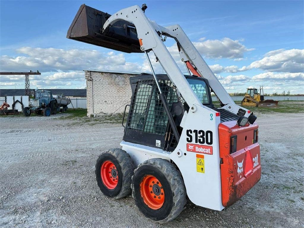 Bobcat S130 - Liukuohjattu kuormaaja: kuva Bobcat S130 - Liukuohjattu kuormaaja Bobcat S130 - Liukuohjattu kuormaaja: kuva Bobcat S130 - Liukuohjattu kuormaaja